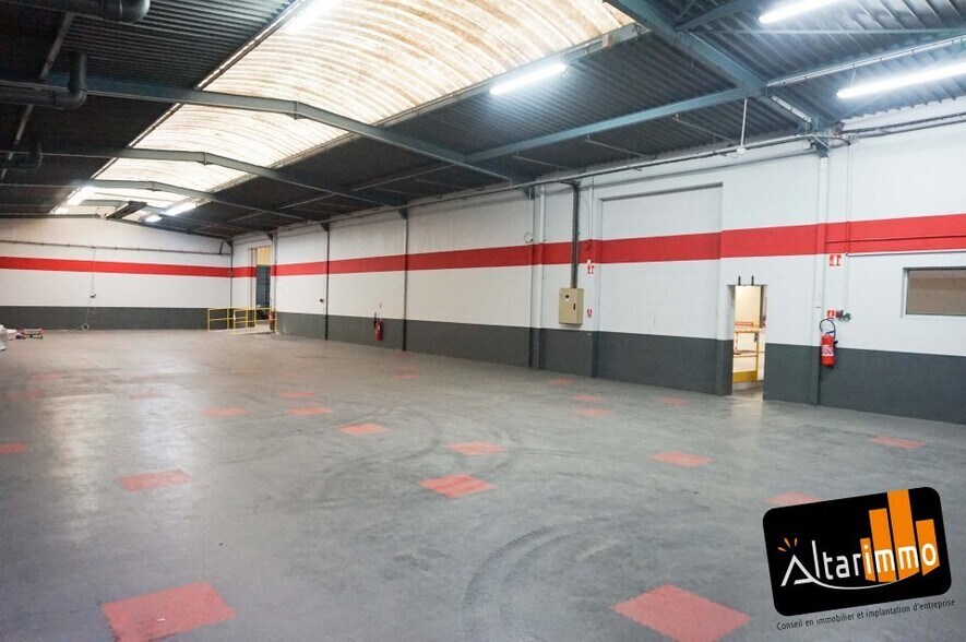 Flex in Lucé for lease - Interior Photo - Image 1 of 6