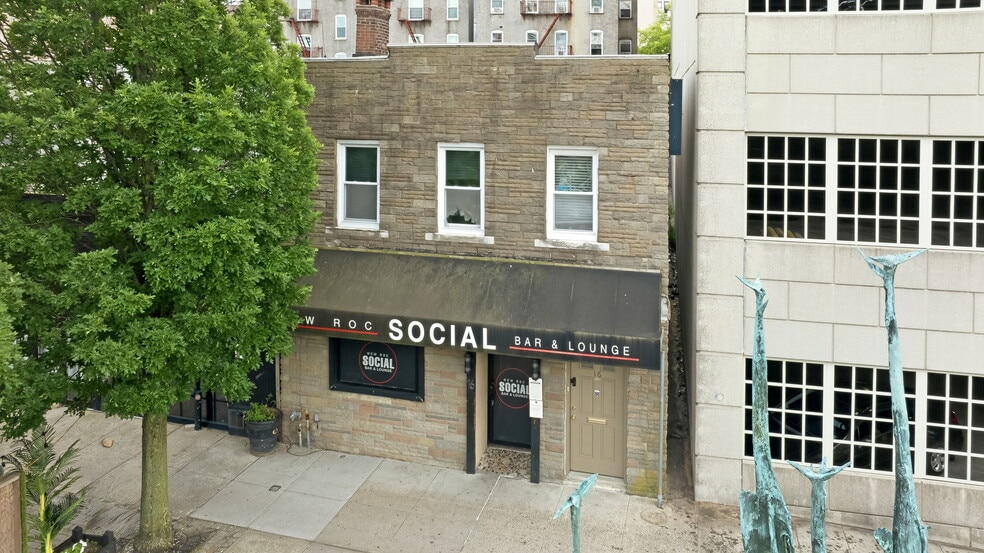 16 Memorial Hwy, New Rochelle, NY à vendre - Photo du bâtiment - Image 1 de 5