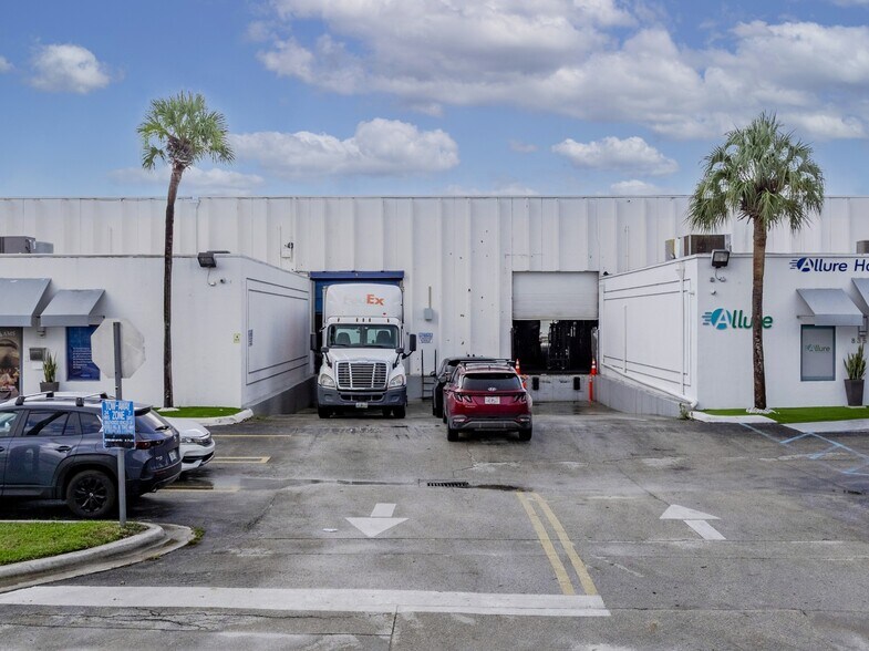 8351-8391 NW 64th St, Miami, FL for lease - Building Photo - Image 2 of 18