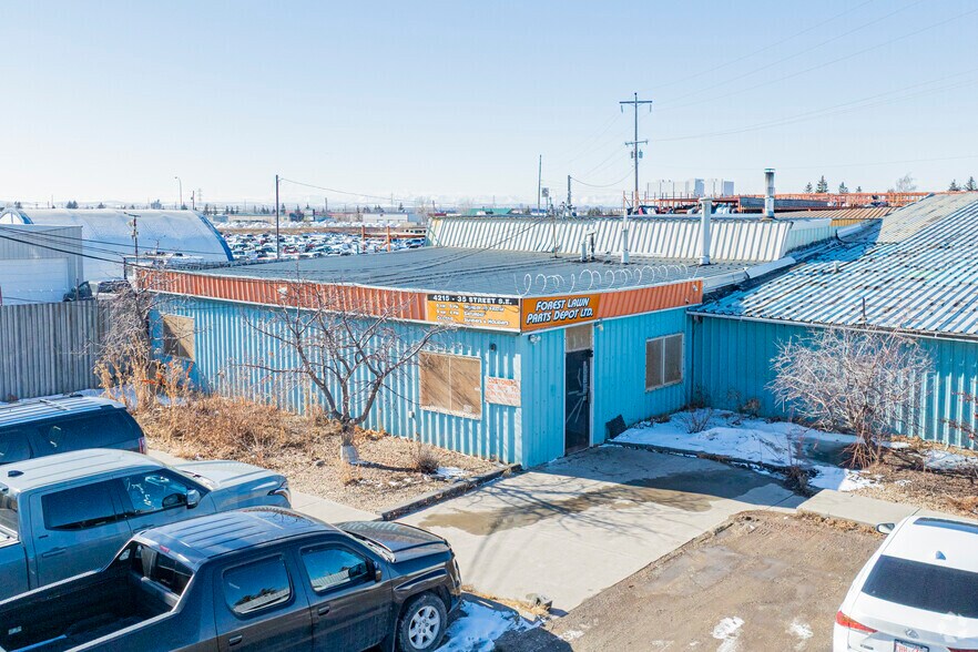 4215 35 St SE, Calgary, AB for sale - Primary Photo - Image 1 of 1