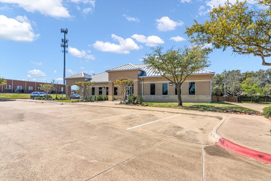 3308 Longmire Dr, College Station, TX à louer - Photo du bâtiment - Image 3 de 30