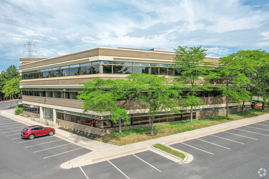 555 Grove St, Herndon, VA à louer - Photo du bâtiment - Image 2 de 6