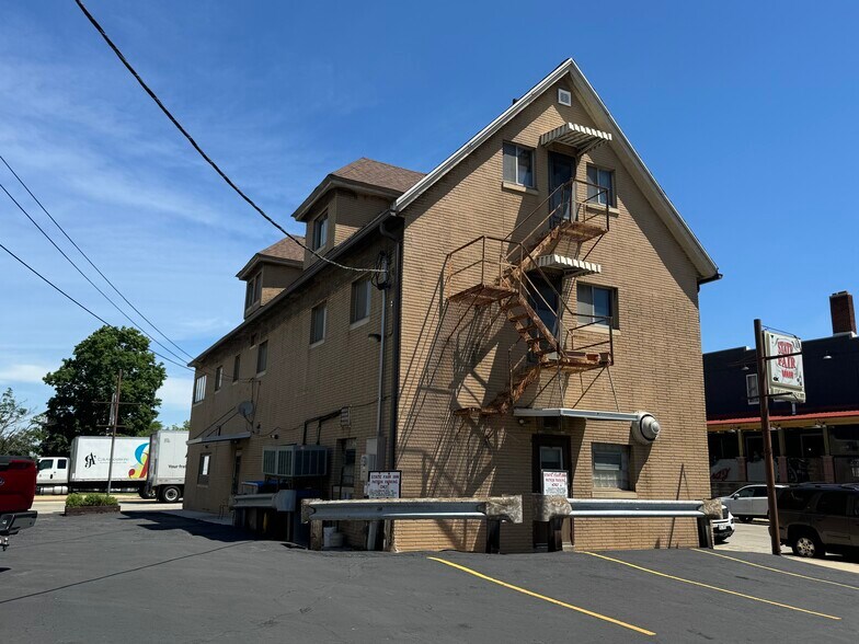 8101 W Greenfield, Milwaukee, WI à vendre - Photo du bâtiment - Image 2 de 6