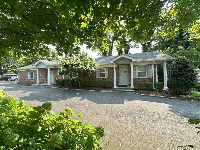 445 Main St, Center Moriches, NY à vendre - Photo du bâtiment - Image 2 de 41