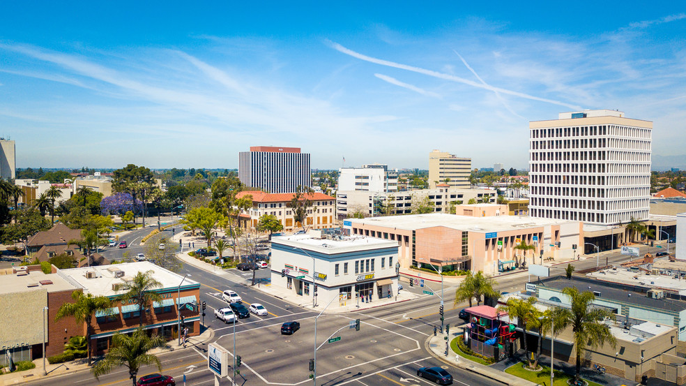 700 N Main St, Santa Ana, CA à louer - Photo du b timent - Image 1 de 4