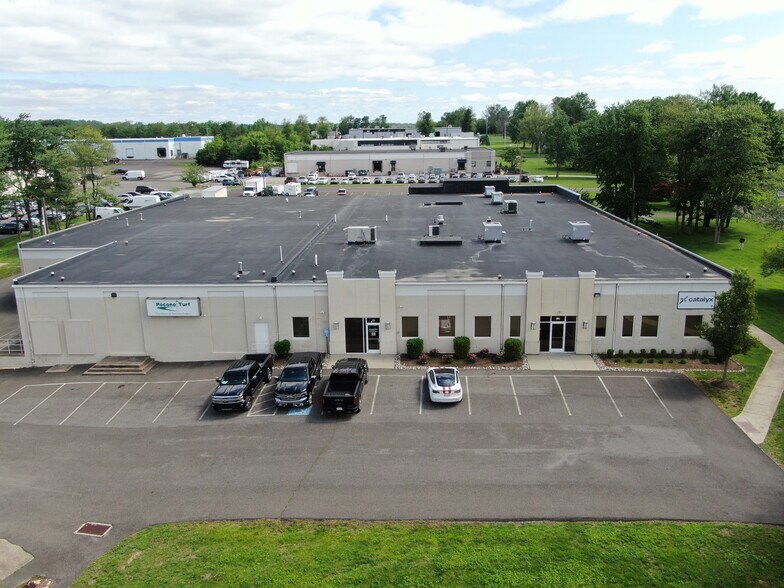 160 Commerce Dr, Montgomeryville, PA à louer - Photo du bâtiment - Image 2 de 5
