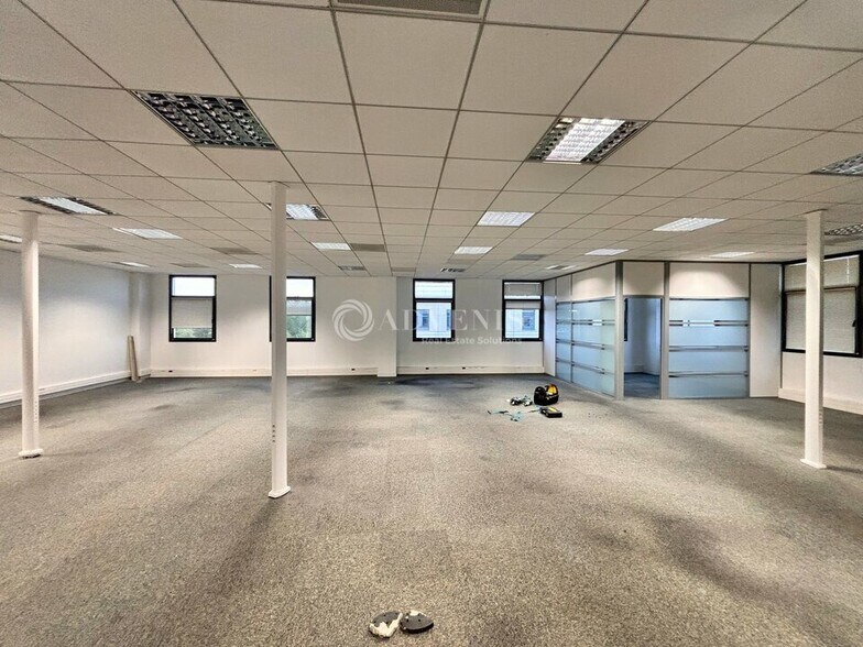 Flex in Créteil for lease - Interior Photo - Image 2 of 11
