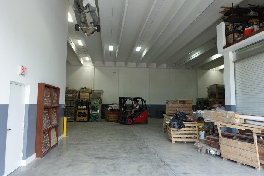 6130 NE 4th Ct, Miami, FL for sale - Interior Photo - Image 2 of 30