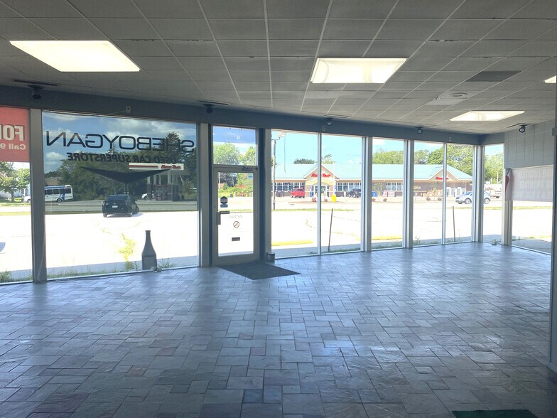 1619 Calumet Dr, Sheboygan, WI à vendre - Photo intérieure - Image 2 de 14