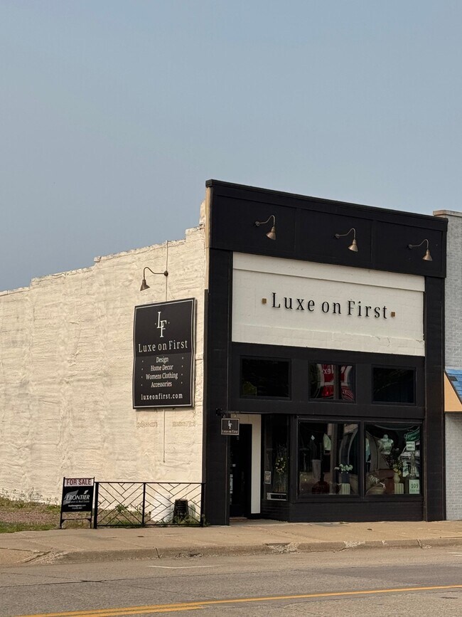 Plus de détails pour 109 1st Ave, Rock Rapids, IA - Commerce de détail à vendre