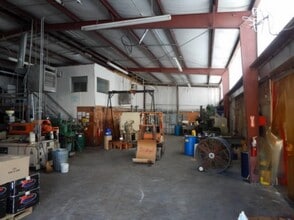 211 Carrell St, Tomball, TX for lease Interior Photo- Image 2 of 3