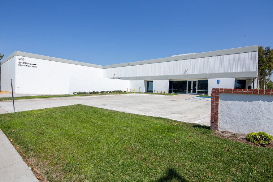 2301 Raymer Ave, Fullerton, CA à louer - Photo du bâtiment - Image 2 de 8