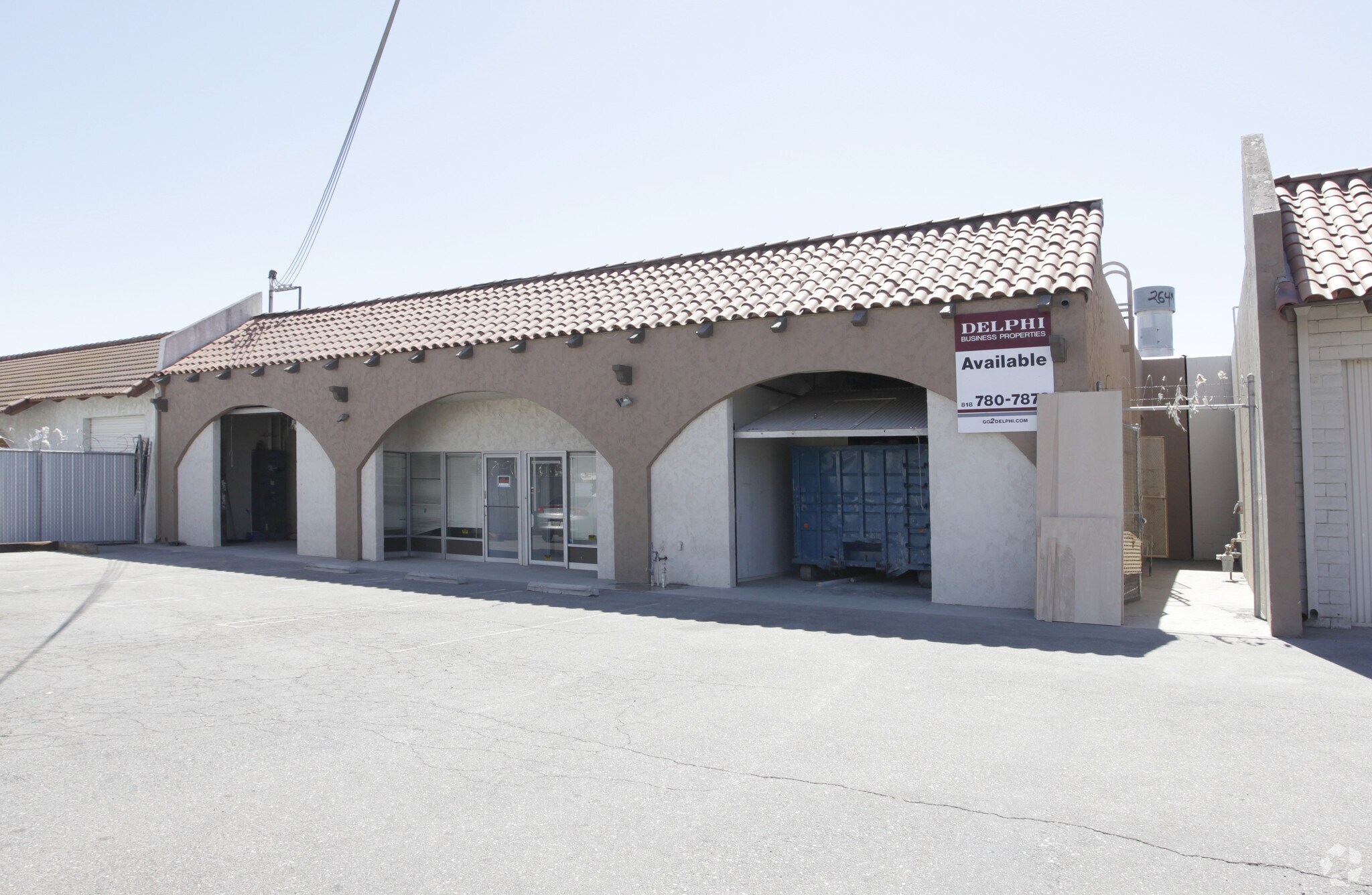 21600 Osborne St, Chatsworth, CA à louer Photo principale- Image 1 de 7