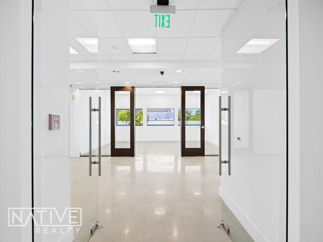 Plus de détails pour 707 NE 3rd Ave, Fort Lauderdale, FL - Bureau à louer