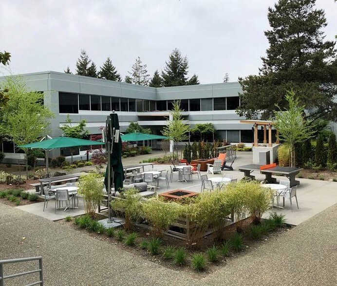 10940 NE 33rd Pl, Bellevue, WA à louer - Photo du bâtiment - Image 3 de 7