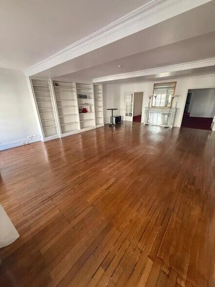 Office in Bordeaux for lease - Interior Photo - Image 3 of 4