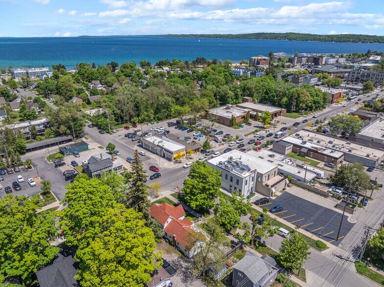 601 W Front St, Traverse City, MI à vendre - Aérien - Image 2 de 58
