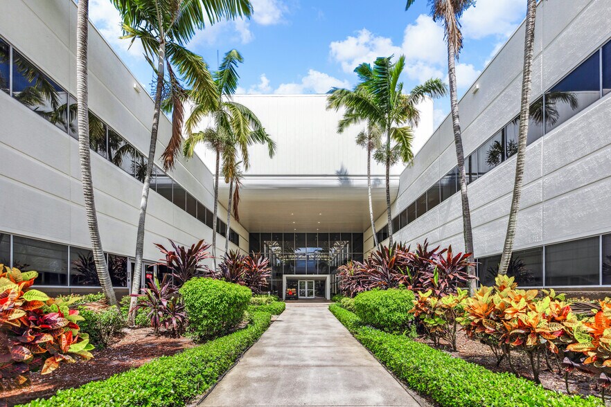 901 Yamato Rd, Boca Raton, FL à louer - Photo du bâtiment - Image 2 de 7