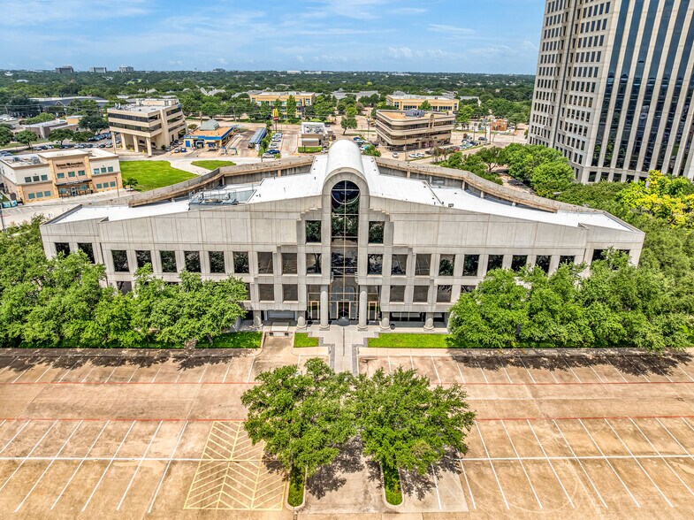 17300 Preston Rd, Dallas, TX à vendre - Photo du bâtiment - Image 2 de 9