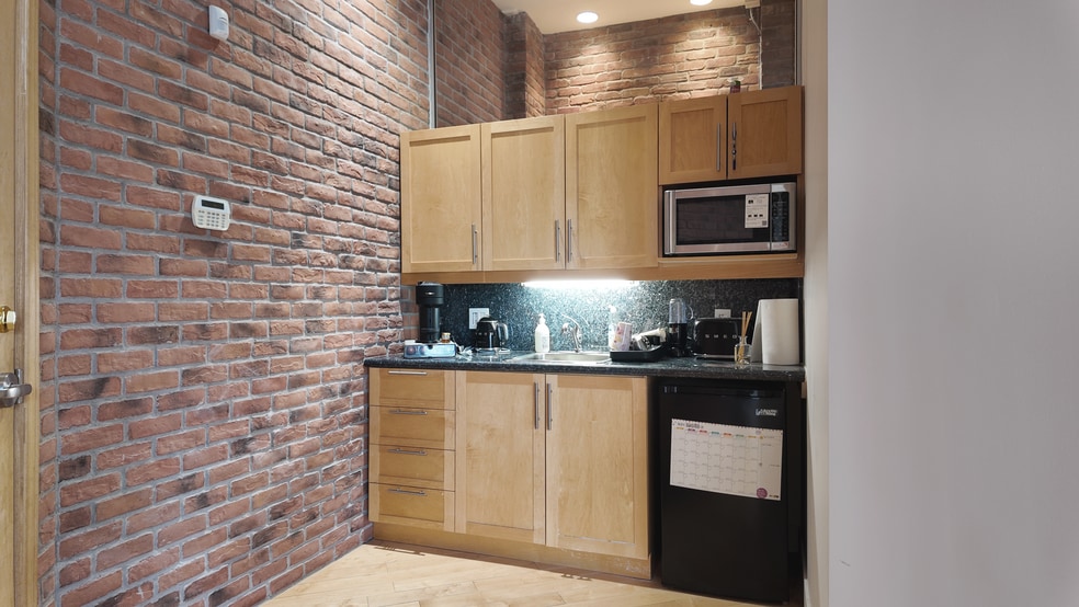 329 Rue de la Commune O, Montréal, QC for lease - Interior Photo - Image 3 of 6