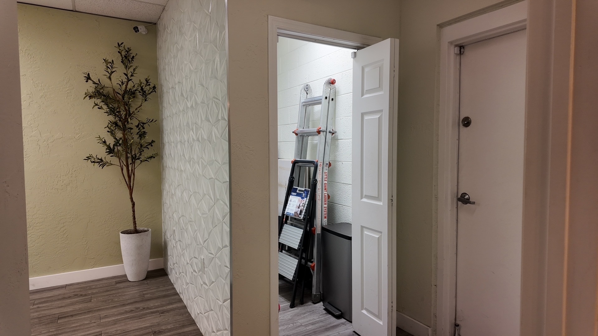 17035 N 67th Ave, Glendale, AZ for lease Interior Photo- Image 1 of 16