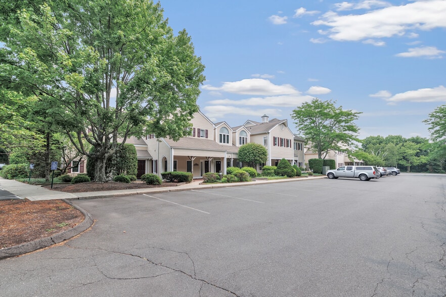 324 Elm St, Monroe, CT à vendre - Photo du bâtiment - Image 3 de 17