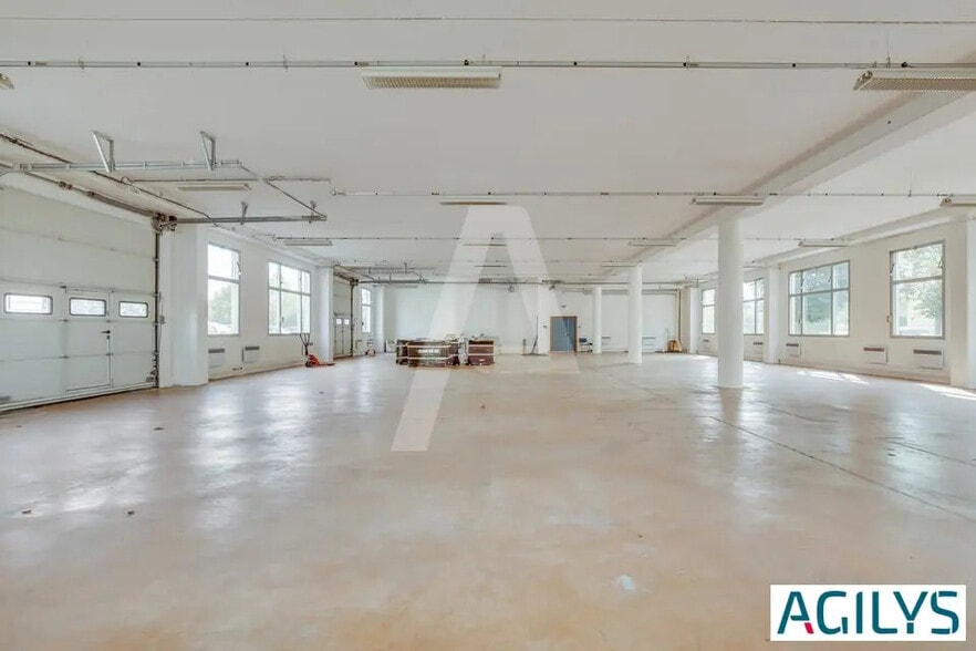 Flex in Les Ulis for lease - Interior Photo - Image 1 of 8