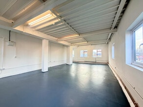 445 Wick Ln, Londres à louer Photo intérieure- Image 2 de 4