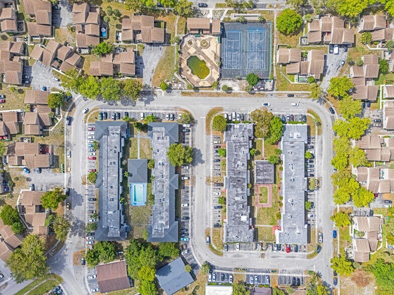 2221 NW 58th Ave, Lauderhill, FL à vendre - Photo du bâtiment - Image 3 de 40