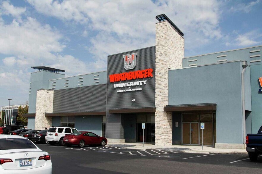 8480-8680 Fourwinds Dr, San Antonio, TX à louer - Photo du bâtiment - Image 1 de 18