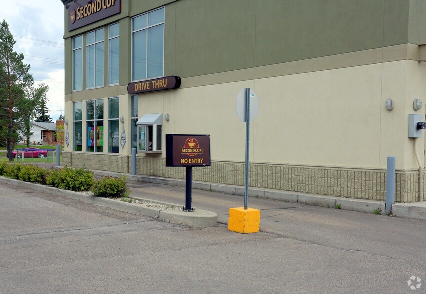 12204 137th Ave NW, Edmonton, AB à vendre - Photo du bâtiment - Image 3 de 15