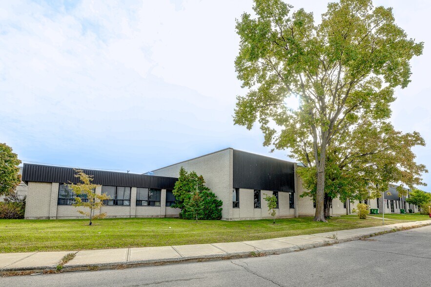 731-749 Av Meloche, Dorval, QC à louer - Photo du bâtiment - Image 3 de 8