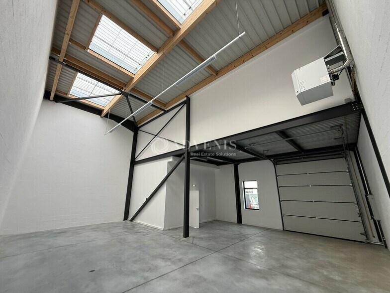 Flex in Lieusaint for lease - Interior Photo - Image 1 of 7