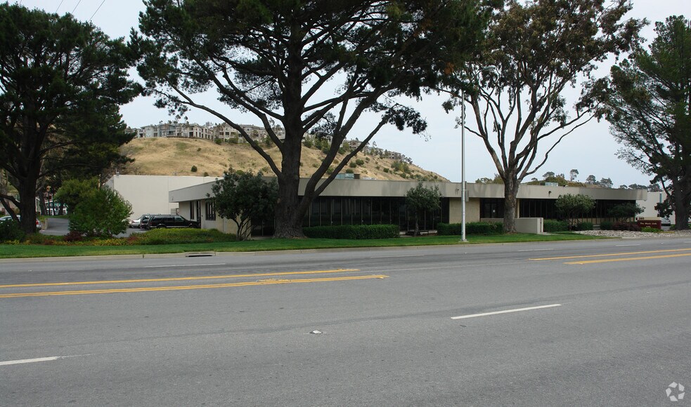 380 Valley Dr, Brisbane, CA à louer - Photo du bâtiment - Image 2 de 3