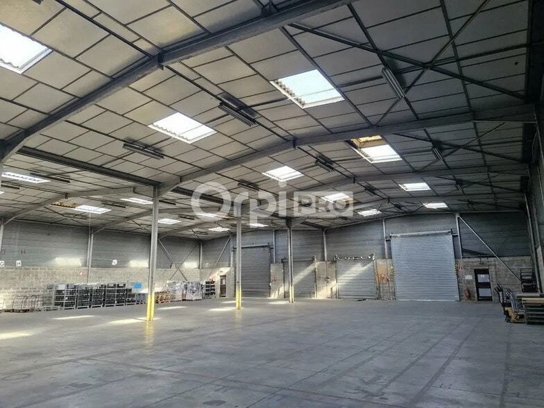 Office in Vaulx-en-Velin for lease - Interior Photo - Image 1 of 9