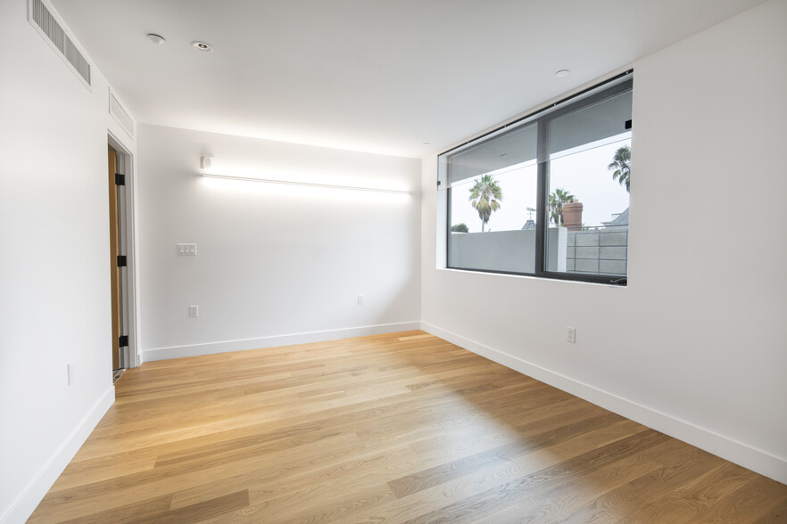 305 Ocean Front Walk, Venice, CA for lease - Interior Photo - Image 3 of 6