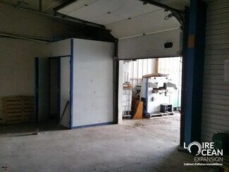 Plus de détails pour Local d'activités à louer