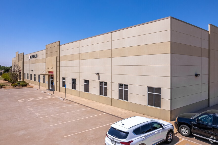 501 E Hunter St, Lubbock, TX for lease - Building Photo - Image 2 of 11
