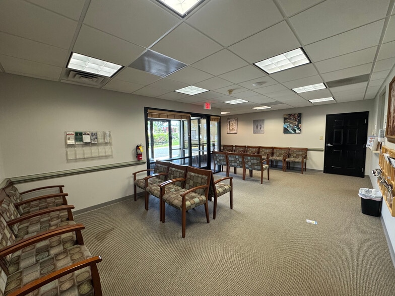 945 Garrisonville Rd, Stafford, VA for sale - Lobby - Image 3 of 7