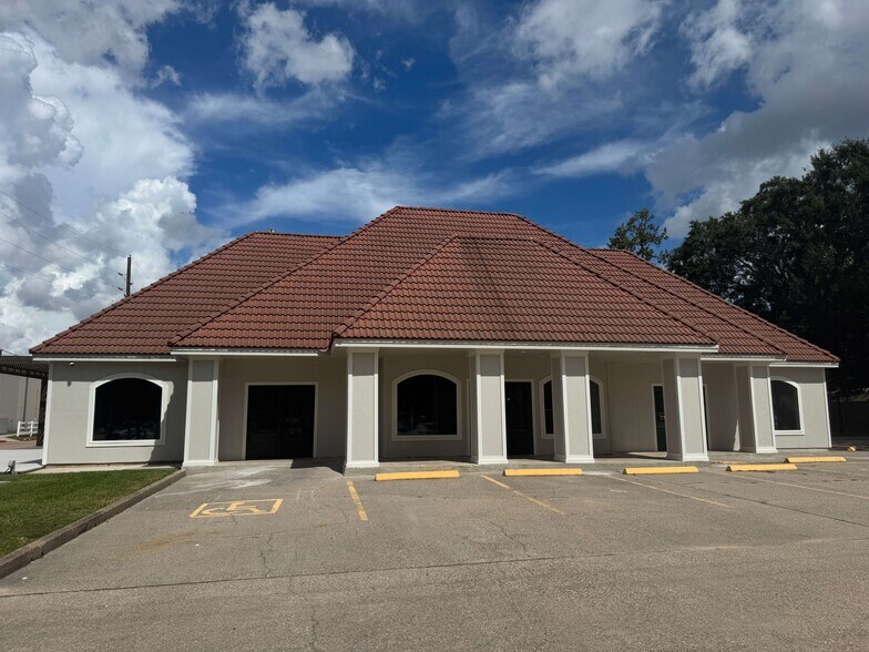 1715 Northpark Dr, Kingwood, TX for lease - Building Photo - Image 2 of 8