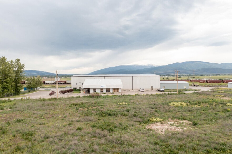 4685 Expressway portefeuille de 2 propriétés à vendre sur LoopNet.ca - Photo du bâtiment - Image 2 de 18