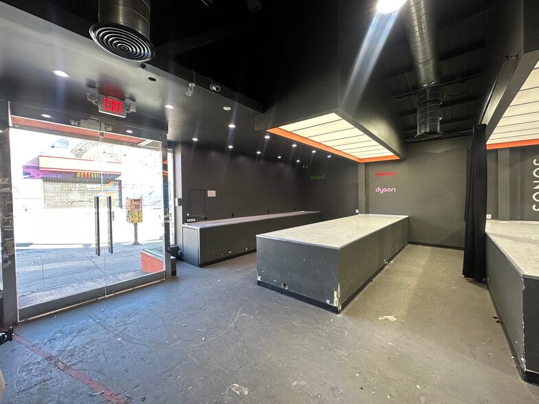 7402 W Sunset Blvd, Los Angeles, CA for lease - Building Photo - Image 3 of 8
