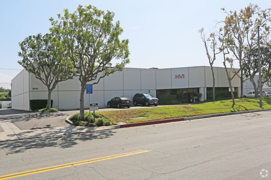 16752-16782 Burke Ln, Huntington Beach, CA à louer - Photo du bâtiment - Image 2 de 8