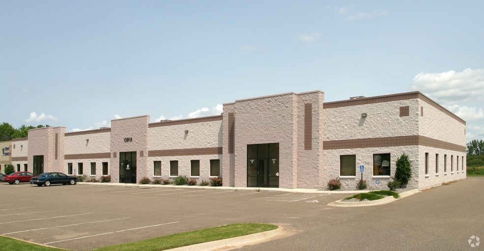 13915 Lincoln St NE, Ham Lake, MN à louer - Photo du bâtiment - Image 2 de 3