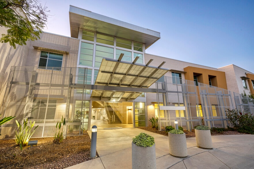 690 N Cofco Center Ct, Phoenix, AZ for lease - Building Photo - Image 2 of 10