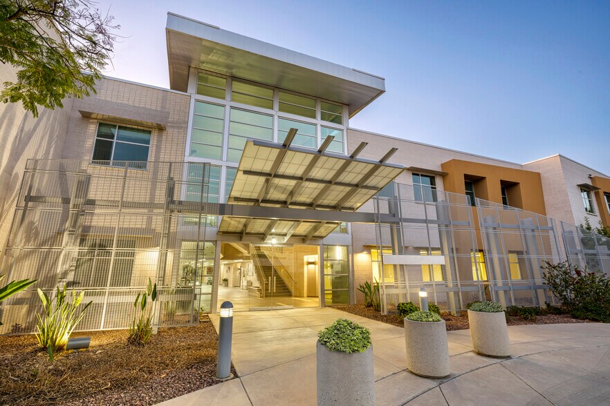 690 N Cofco Center Ct, Phoenix, AZ à louer - Photo du bâtiment - Image 2 de 10