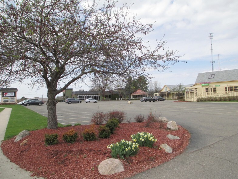 41990-42040 Grand River Ave, Novi, MI à louer - Photo du bâtiment - Image 3 de 15