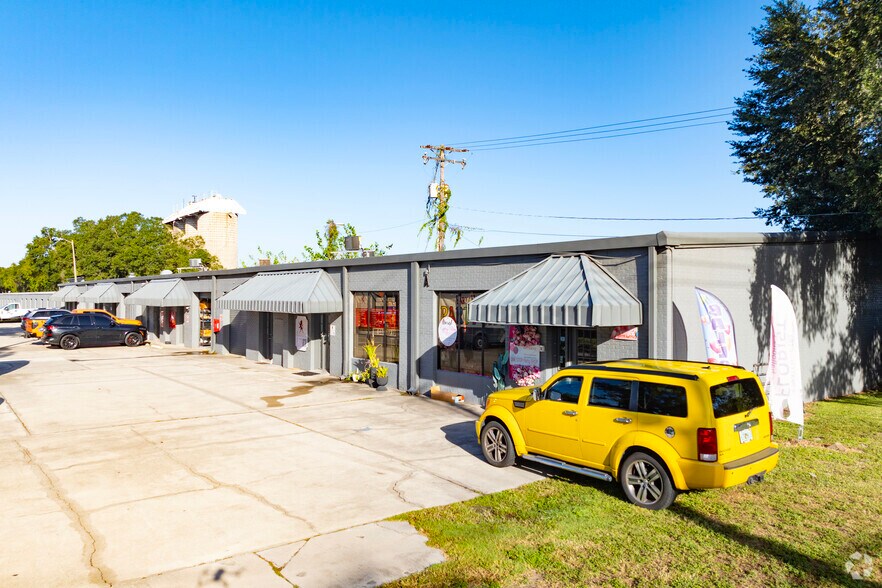 501 S Falkenburg Rd, Tampa, FL à louer - Photo du bâtiment - Image 1 de 11
