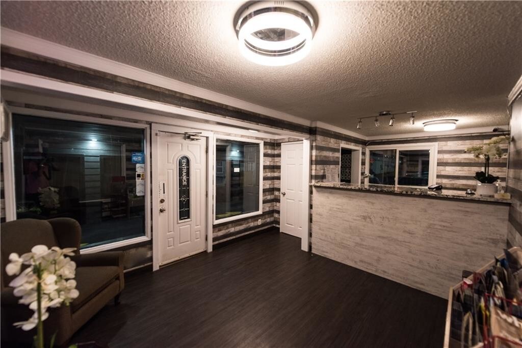 5020 16th Ave NW, Calgary, AB à vendre Hall d’entrée- Image 1 de 1