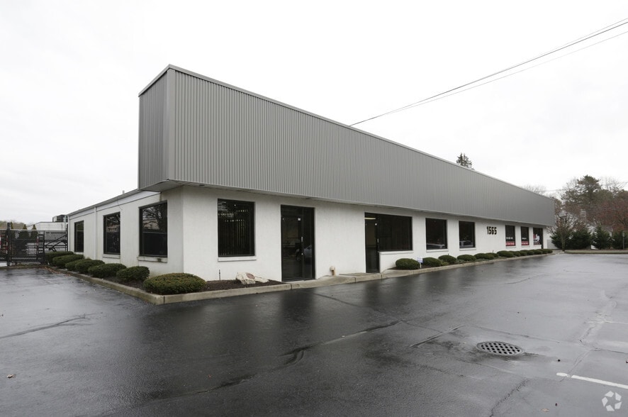 1565 Sycamore Ave, Bohemia, NY à louer - Photo du bâtiment - Image 1 de 9